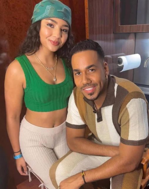 Romeo Santos De vacaciones y es sorprendido por una fanática que tiene su cara tatuada.