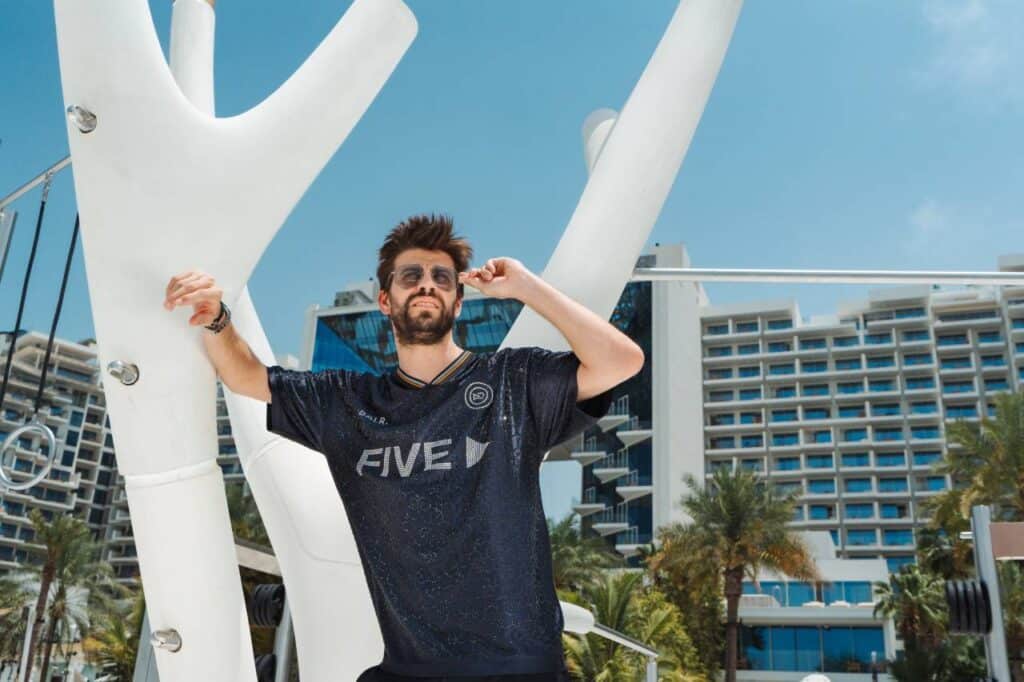 PIQUÉ PRESENTA LA CAMISETA DE FÚTBOL MÁS CARA JAMÁS PRODUCIDA