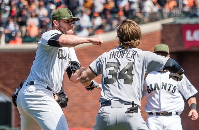 Bryce Harper y un Lanzador de los Giants Protagonizan un Altercado en el Oracle Park: Bancas se Vacían ante la Tensión