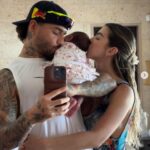 Maluma derrite las redes sociales al posar muy feliz con su esposa e hija París (+Imagen)