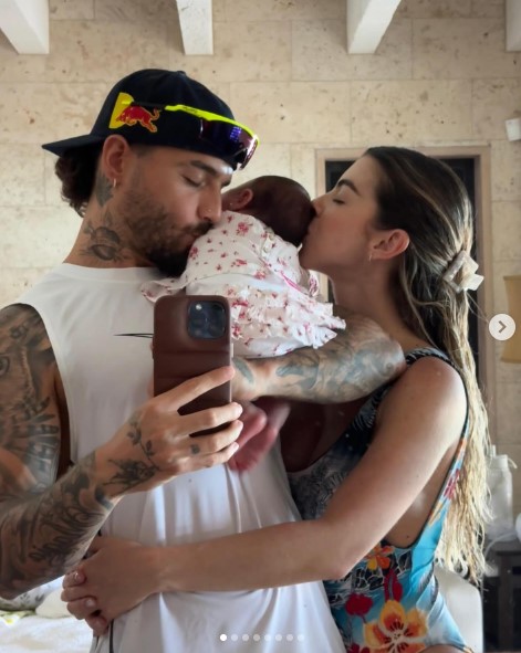 Maluma derrite las redes sociales al posar muy feliz con su esposa e hija París (+Imagen)