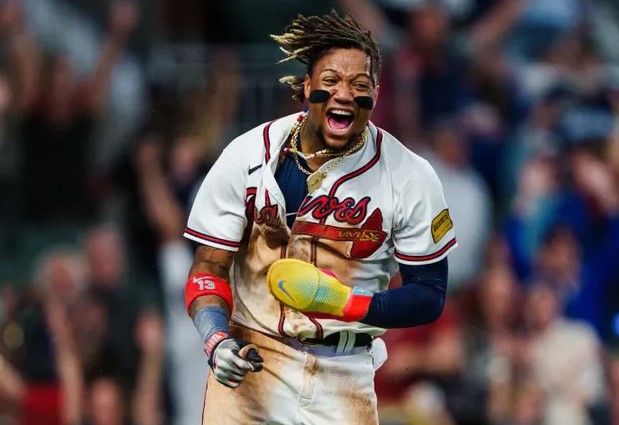 Lesión Inesperada: Ronald Acuña Jr. Abandona el Juego Revolcándose de Dolor