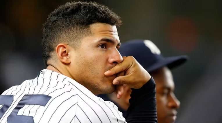 Gleyber Torres se muestra frustrado en el banco tras ser removido de la alineación por Aaron Boone