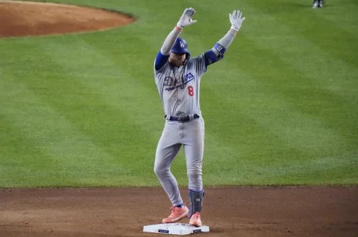 Kiké Hernández comete un error en plena entrevista durante el partido entre Dodgers y Yankees