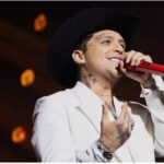 Christian Nodal viaja con uno de los amores de su vida en avión privado ¡y no es Ángela!