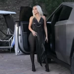 Kim Kardashian exhibe productos de Tesla y desata teorías políticas