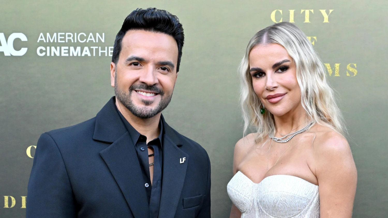 Luis Fonsi revela cómo es la relación con su esposa a una década de matrimonio